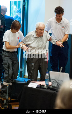 Lueneburg, Germany. 07th July, 2015. Defendant Oskar Groening, supported by paramedics, arrives to a courtroom in Lueneburg, Germany, 07 July 2015. Groening stands accused of 300,000 counts of accessory to murder in the cases of deported Hungarian Jews sent to gas chambers between May and July 1944. Photo: PHILIPP SCHULZE/dpa/Alamy Live News Stock Photo