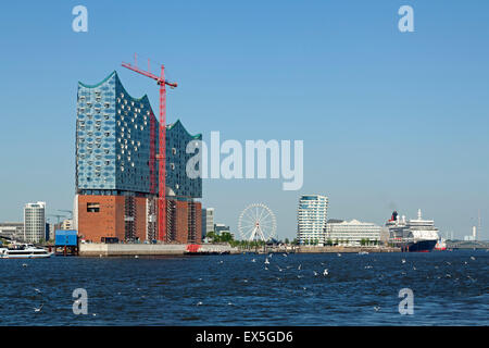 Elbe Philharmonic Hall and cruise ship ´Queen Elizabeth´, Harbour City, Hamburg, Germany Stock Photo