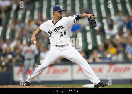 Milwaukee, WI, USA. 7th July, 2015. Milwaukee Brewers starting pitcher Kyle Lohse #26 delivers a pitch in the Major League Baseball game between the Milwaukee Brewers and the Atlanta Braves at Miller Park in Milwaukee, WI. Atlanta defeated Brewers 5-3. John Fisher/CSM/Alamy Live News Stock Photo