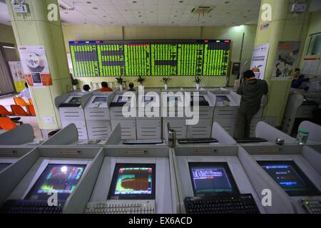 Nantong, China. 08th July, 2015. An investor watches the eclectic monitor at a stock exchange in Nantong, Jiangsu province, China on 8th July 2015. The CSI300 index of the largest listed companies in Shanghai and Shenzhen close down 6.8 percent, while the Shanghai Composite Index dropped 5.9 percent. Credit:  Panda Eye/Alamy Live News Stock Photo