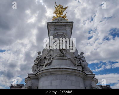 Queen Victoria Statue in front of Buckingham Palace, London, England Stock Photo