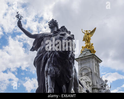Queen Victoria Statue in front of Buckingham Palace, London, England Stock Photo