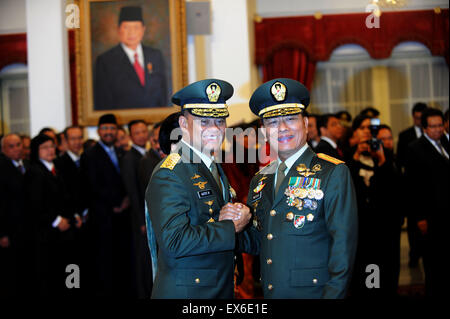 Jakarta, Indonesia. 8th July, 2015. New Indonesian Military Chief Gatot Nurmantyo (front L) shakes hands with former Indonesian Military Chief Moeldoko after his swearing-in ceremony at Merdeka Palace in Jakarta, capital of Indonesia, on July 8, 2015. Indonesian President Joko Widodo inaugurated Nurmantyo as the new Indonesian military chief and Sutiyoso as State Intelligence Agency Chief. Credit:  Agung Kuncahya B./Xinhua/Alamy Live News Stock Photo