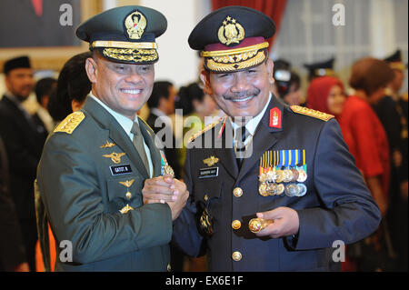 Jakarta, Indonesia. 8th July, 2015. New Indonesian Military Chief Gatot Nurmantyo (front L) shakes hands with Indonesian National Police Chief Badrodin Haiti after his swearing-in ceremony at Merdeka Palace in Jakarta, capital of Indonesia, on July 8, 2015. Indonesian President Joko Widodo inaugurated Nurmantyo as the new Indonesian military chief and Sutiyoso as State Intelligence Agency Chief. Credit:  Agung Kuncahya B./Xinhua/Alamy Live News Stock Photo