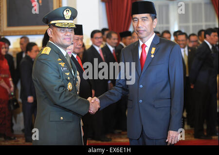 Jakarta, Indonesia. 8th July, 2015. Indonesian President Joko Widodo (front R) shakes hands with new Indonesian Military Chief Gatot Nurmantyo after the swearing-in ceremony at Merdeka Palace in Jakarta, capital of Indonesia, on July 8, 2015. Indonesian President Joko Widodo inaugurated Nurmantyo as the new Indonesian military chief and Sutiyoso as State Intelligence Agency Chief. Credit:  Agung Kuncahya B./Xinhua/Alamy Live News Stock Photo