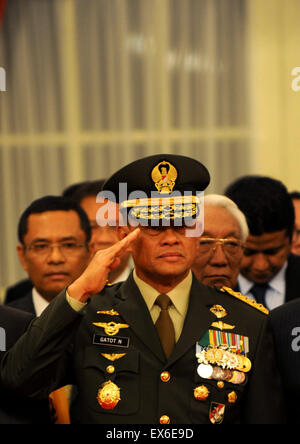 Jakarta, Indonesia. 8th July, 2015. New Indonesian Military Chief Gatot Nurmantyo (C) salutes after his swearing-in ceremony at Merdeka Palace in Jakarta, capital of Indonesia, on July 8, 2015. Indonesian President Joko Widodo inaugurated Nurmantyo as the new Indonesian military chief and Sutiyoso as State Intelligence Agency Chief. Credit:  Agung Kuncahya B./Xinhua/Alamy Live News Stock Photo