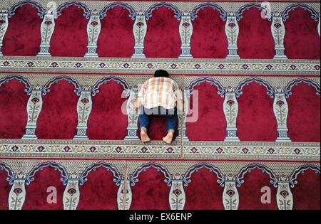 Jakarta, Indonesia. 8th July, 2015. An Indonesian Muslim man prays inside a mosque during the holy month of Ramadan in Jakarta, capital of Indonesia, on July 8, 2015. Credit:  Zulkarnain/Xinhua/Alamy Live News Stock Photo