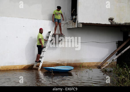 Apure, Venezuela. 7th July, 2015. People try to rescue their belongings in a flood in the town of Guasdualito, Apure state, Venezuela, on July 7, 2015. According to local press, more than 9,000 families were affected by the floods caused by the overflowing of the rivers Arauca and Sarare. Credit:  Str/Xinhua/Alamy Live News Stock Photo