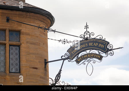 Sign for The Kings Head Inn Wetherspoon at Salisbury in June Stock Photo