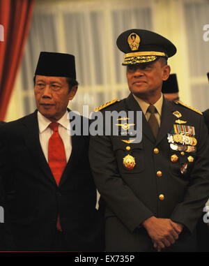 Jakarta, Indonesia. 8th July, 2015. Indonesia's new State Intelligence Agency Chief Sutiyoso (L) stands with new Military Chief Gatot Nurmantyo before swearing-in ceremony at Merdeka Palace in Jakarta, Indonesia, July 8, 2015. Indonesian President Joko Widodo inaugurated Nurmantyo as the new Indonesian Military Chief and Sutiyoso as State Intelligence Agency Chief. © Agung Kuncahya B./Xinhua/Alamy Live News Stock Photo