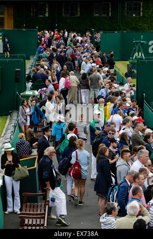 Wimbledon, UK. 08th July, 2015. The Wimbledon Tennis Championships. Spectators enjoying the atmosphere around the Wimbledon grounds Credit:  Action Plus Sports/Alamy Live News Stock Photo