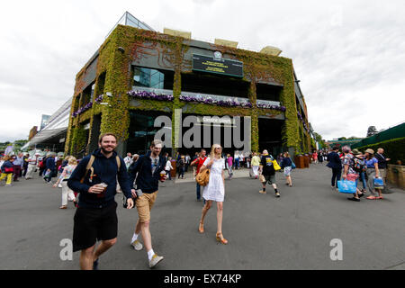 Wimbledon, UK. 08th July, 2015. The Wimbledon Tennis Championships. Spectators enjoying the atmosphere around the Wimbledon grounds Credit:  Action Plus Sports/Alamy Live News Stock Photo