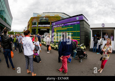 Wimbledon, UK. 08th July, 2015. The Wimbledon Tennis Championships. Spectators enjoying the atmosphere around the Wimbledon grounds Credit:  Action Plus Sports/Alamy Live News Stock Photo