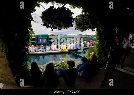 Wimbledon, UK. 08th July, 2015. The Wimbledon Tennis Championships. View of the crowds of spectators watching the action from Aorangi Terrace, commonly known as 'Murray Mound' or 'Henman Hill' Credit:  Action Plus Sports/Alamy Live News Stock Photo