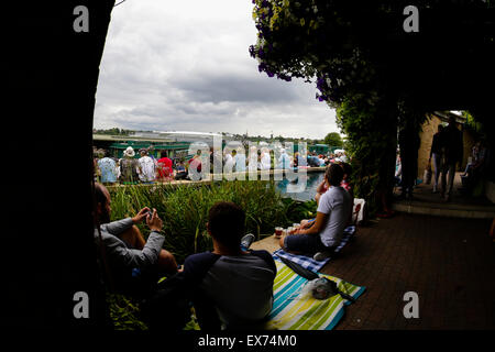 Wimbledon, UK. 08th July, 2015. The Wimbledon Tennis Championships. View of the crowds of spectators watching the action from Aorangi Terrace, commonly known as 'Murray Mound' or 'Henman Hill' Credit:  Action Plus Sports/Alamy Live News Stock Photo