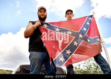 Sonoita, Arizona, USA, 7th July, 2015:  Caleb Gates, 20, (left), and Ray Helton, 22, display the Confederate flag attached to the truck that Gates was driving in Sonoita, Arizona, USA.  About the flag Gates says, 'It is part of Southern heritage.  I think it means rebellion, not racism.  Some of my best friends are Black and Mexican'.  Helton says, 'I don't see it as racist'.  Controversy over the Confederate battle flag has escalated across the southern states after the killings at Emanuel African Methodist Episcopal Church in South Carolina. Credit:  Norma Jean Gargasz/Alamy Live News Stock Photo