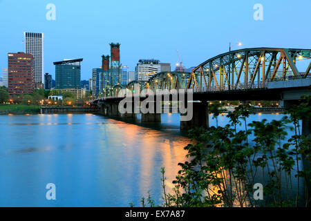 Skyline of Portland, Hawthorne Bridge and Willamette River, Portland, Oregon USA Stock Photo