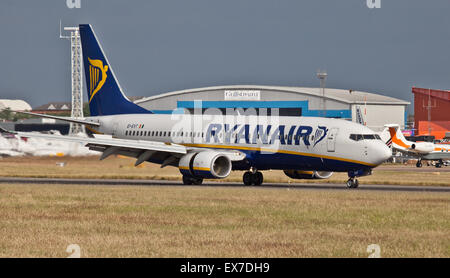 Ryanair Boeing 737 EI-EVT landing at London-Luton Airport LTN Stock Photo