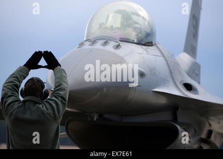 A US Air Force Airman assigned to the 20th Maintenance Group marshals a F-16CM Fighting Falcon pilot February 5, 2015 at Shaw Air Force Base, South Carolina. Stock Photo