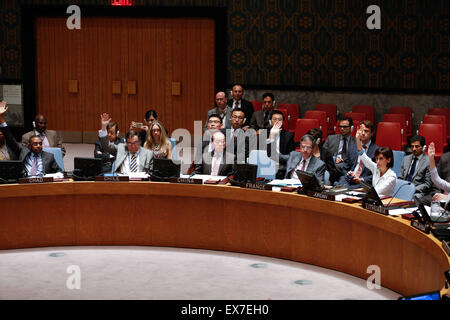 New York, USA. 8th July, 2015. Representatives vote for the resolution on Srebrenica massacre during a Security Council meeting at the United Nations headquarters in New York, July 8, 2015. The UN Security Council on Wednesday failed to adopt a resolution on Srebrenica massacre as Russia voted against it. © Li Muzi/Xinhua/Alamy Live News Stock Photo