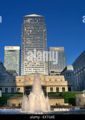BANKS CANARY WHARF Late afternoon sun illuminates the towers in Cabot Square Canada One HSBC and CiTi Banks Canary Wharf London financial district Stock Photo