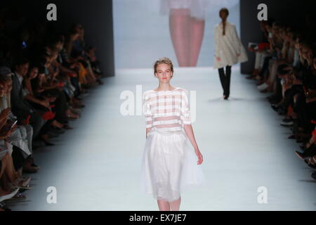 Berlin, Germany. 08th July, 2015. A model presents collection of MINX by Eva Lutz during the Mercedes-Benz Fashion Week Autum/Winter 2015 in Berlin. Credit:  Simone Kuhlmey/Pacific Press/Alamy Live News Stock Photo