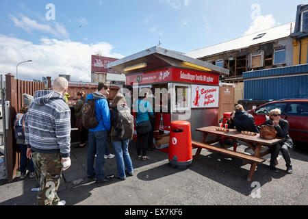 tourists queue at bbp islendingar borda ss pylsur icelands best hot dog ...