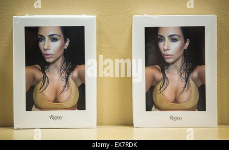 Kim Kardashian West attends book signing for event 'Selfish', featuring the selfie photography of Kim Kardashian West, at Barnes & Noble at The Grove.  Featuring: Kim Kardashian West, Atmosphere Where: Los Angeles, California, United States When: 07 May 2 Stock Photo