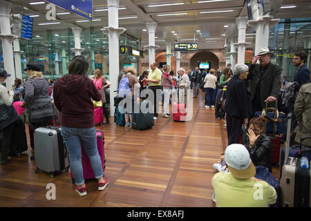 Queues of delayed passengers at St Pancras Eurostar international terminal, London, UK Stock Photo