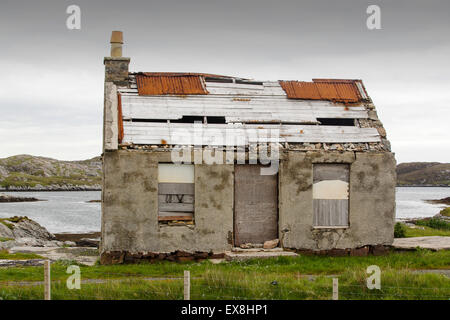 An abandoned croft house on the Golden Road on the East side of the Isle of Harris, Outer Hebrides, Scotland, UK. Stock Photo