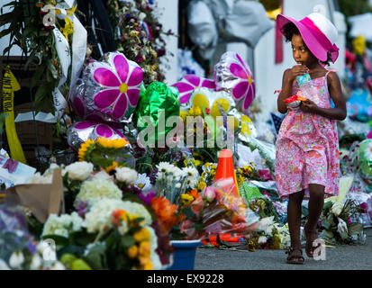 Taylor Jones, 4, from Charleston, looks over the memorial that sprung up in front of Emanuel AME Church in Charleston, SC. Stock Photo