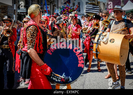The Breton street band Pattes a Caisse lead one of the colourful parades on Mazey Day, part of the Golowan Festival in Penzance, Stock Photo