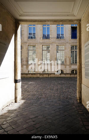 Entry to Courtyard of Hôtel d’Albret  in the Marais district of Paris, France. Stock Photo