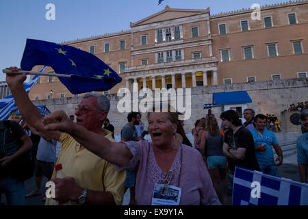 Athens, Greece. 09th July, 2015. People shout pro-Europe slogans. While the Greek government is on negotiations with their creditors with the Grexit scenario still visible, people demonstrate in favor of Greece's European future. Credit:  Kostas Pikoulas/Pacific Press/Alamy Live News Stock Photo