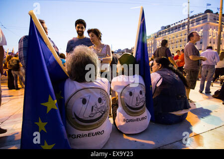 Athens, Greece. 09th July, 2015. People with Euro t-shirts sit in front of the Parliament. While the Greek government is on negotiations with their creditors with the Grexit scenario still visible, people demonstrate in favor of Greece's European future. Credit:  Kostas Pikoulas/Pacific Press/Alamy Live News Stock Photo