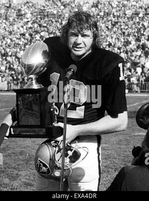 Tom's Old Days on X: “Old Days”,Raiders QB Ken Stabler and Coach John  Madden talk things over during their 1976 AFC Championship victory over the  Steelers in Oakland.#NFL #Oakland #Raiders #PittsburghSteelers #1970s