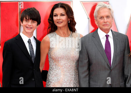 Dylan Douglas, Catherine Zeta Jones and Michael Douglas arriving for the European premiere of Ant-Man, at Odeon Leicester Square, London. 08/07/2015/picture alliance Stock Photo
