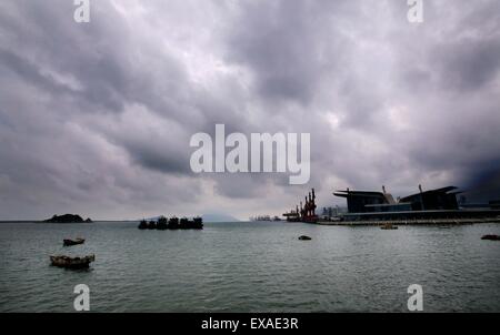 Lianyungang. 10th July, 2015. Photo taken on July 10, 2015 shows dark clouds above the sea in Lianyungang, east China's Jiangsu Province. China is on highest alert as super typhoon Chan-Hom approaches the eastern coast at high speeds. The National Meteorological Center issued a red alert, the highest level of alert, on Friday morning for Chan-Hom, whose center was spotted 550 km southeast off the coast of Zhejiang Province at 5 a.m. Credit:  Wang Jianmin/Xinhua/Alamy Live News Stock Photo