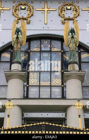 Statues of angels designed by Othmar Schimkowitz in front of the window, a work of Kolo Moser called the Fall, Vienna, Austria Stock Photo
