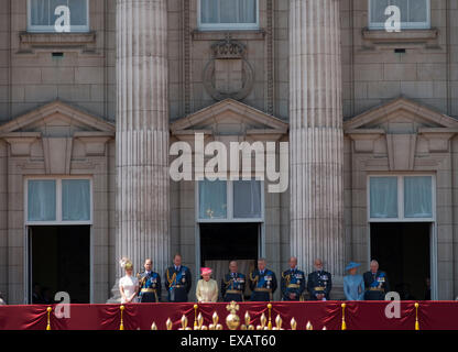 Buckingham Palace, London UK. 10th July 2015. 75th anniversary of the Battle of Britain is marked by a flypast over Buckingham Palace watched by members of the Royal Family from the balcony. Credit:  Malcolm Park editorial/Alamy Live News