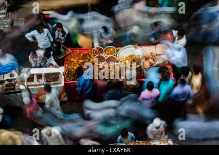 Dhaka, Bangladesh. 10th July, 2015. July 10, 2015 - Dhaka, Bangladesh - Chawkbazar in Dhaka is known as biggest Iftar market of the country. It has a long tradition for selling various food item during Ramadan. © Mohammad Ponir Hossain/ZUMA Wire/ZUMAPRESS.com/Alamy Live News Stock Photo