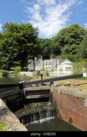 Basingstoke Canal, Deepcut, Surrey, UK. 10th July 2015. Lock Keepers cottage on the Basingstoke Canal near Deepcut on another hot and sunny day in Surrey. Credit:  Julia Gavin UK/Alamy Live News Stock Photo