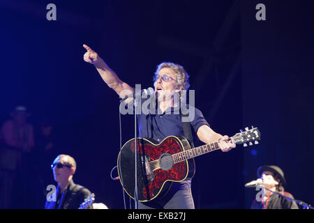 Roger Daltrey of The Who performing on The Pyramid Stage at 28th June 2015  with Pete Townsend (not in picture) Stock Photo