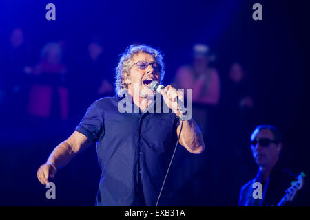 Roger Daltrey of The Who performing on The Pyramid Stage at 28th June 2015  with Pete Townsend (not in picture) Stock Photo