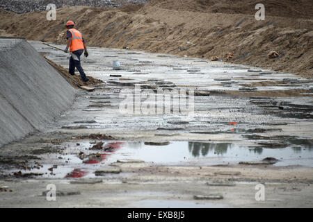 Nizhny Novgorod, Russia. 10th July, 2015. A view of the busy construction site of a soccer stadium and venue for the Russia 2018 FIFA World Cup in Nizhny Novgorod, Russia, 10 July 2015. Photo: Marcus Brandt/dpa/Alamy Live News Stock Photo