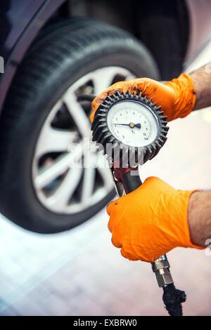 Hand holding pressure gauge for car tyre measurement Stock Photo - Alamy