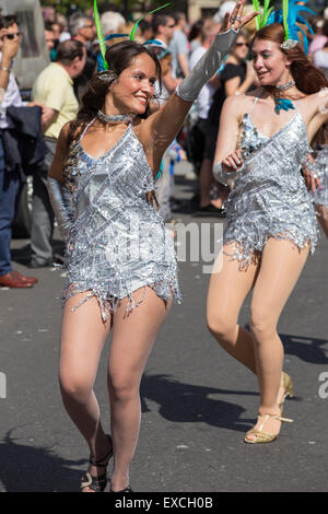 Bath, UK. 11th July, 2015. Hundreds of people line the streets in the ...