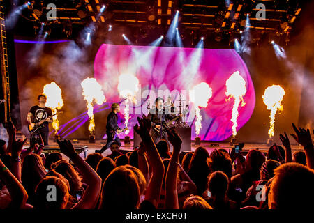 July 10, 2015 - Clarkston, Michigan, U.S - FALL OUT BOY performing on the BOYS OF ZUMMER TOUR at DTE Energy Music Theatre in Clarkston Mi on July 10th 2015 (Credit Image: © Marc Nader/ZUMA Wire) Stock Photo