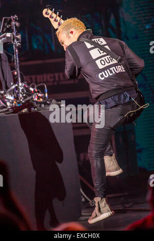 July 10, 2015 - Clarkston, Michigan, U.S - PETE WENTZ of FALL OUT BOY performing on the BOYS OF ZUMMER TOUR at DTE Energy Music Theatre in Clarkston Mi on July 10th 2015 (Credit Image: © Marc Nader/ZUMA Wire) Stock Photo