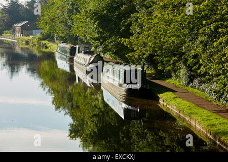 Morings on the Trent and Mersey Canal near the   The Anderton Boat Lift is a two caisson lift lock near the village of Anderton, Stock Photo